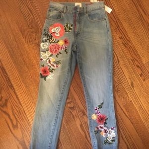 EMBROIDERED HIGH RISE SLIM JEANS